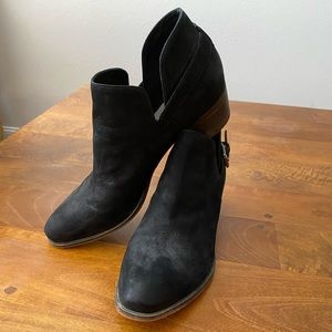 Women’s Caslon low-cut ankle boot. Size 9. Black Suede. Side buckle.